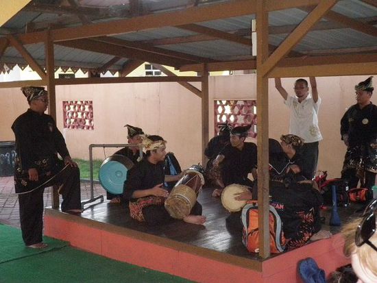 Musik und Tanz im Kulturzentrum in Kota Bahru wo wir zufälligerweise vorbeikommen und hängenbleiben.