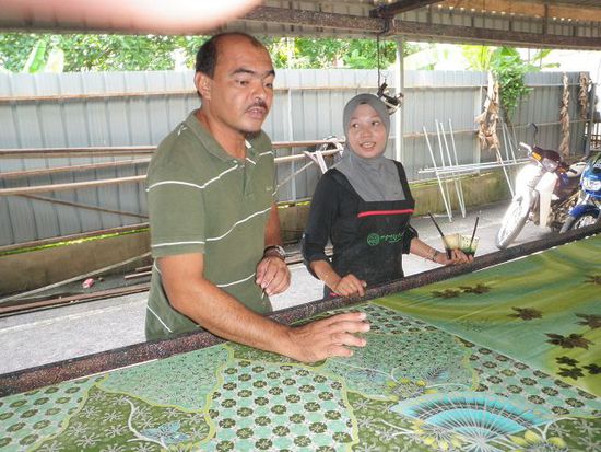 Moderne Batik nennen sie es hier, wir nennen es Seidenmalerei. Für spezielle Anlässe werden diese Seidenstoffe von Hand bemalt und dann auch in der gleichen Werkstatt die Kleider hergestellt und verkauft.