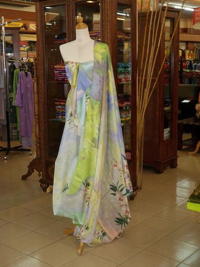 Die Frauen sind sehr schick in diesen Sarees (sie sind auch sehr schlank)