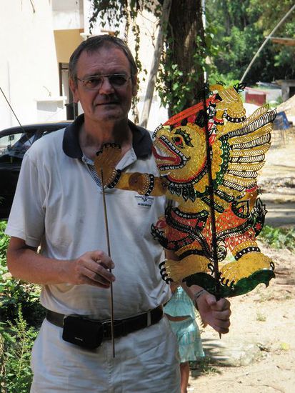 Beim Puppenmachen lernen wir die Herstellung dieser Fantasiefiguren für die Schattenspiele kennen.