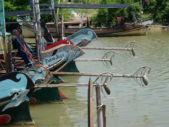 Die Fischer in dieser Gegend fahren noch immer mit diesen kleinen, handgefertigten und farbig bemalten Booten hinaus aufs Meer. Die Motoren sind nicht eingebaut, sondern sehen aus wie Stabmixer, die sie irgendwie angegurtet haben.