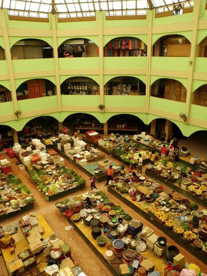 In der Markthalle am Nachmittag (die Stände sind leider schon fast leer)