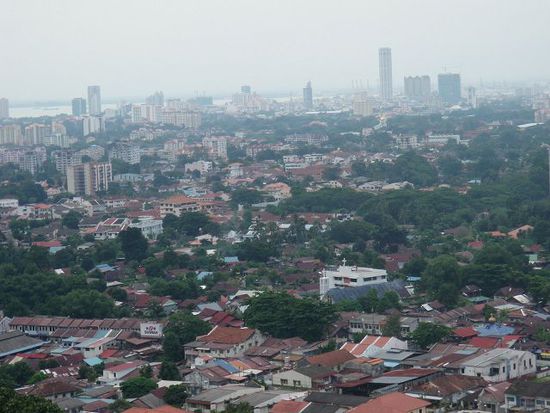 Georgetown vom Kek Lok Si Tempel aus (Penang Hill wäre noch etwas höher. Schade, dass die Bahn ausser Betrieb ist)