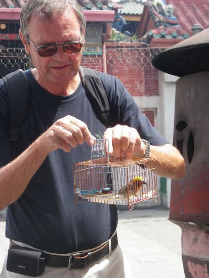 Beim Goddes of Mercy Temple schenkt Chris einem Vogel die Freiheit und kann sich dafür etwas wünschen...