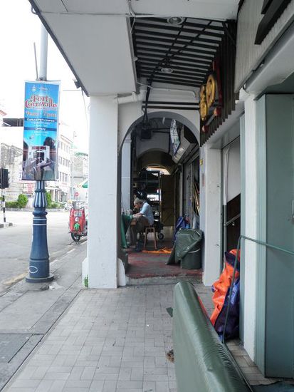 Interessant ist es den Handwerkern bei der Arbeit zuzusehen. Hier ein Ledernäher. Das Atelier ist auf dem Trottoir.