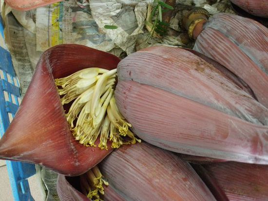 Bananenblüten-Herzen auf dem Markt (Zubereitung als Gemüse oder Dessert)
