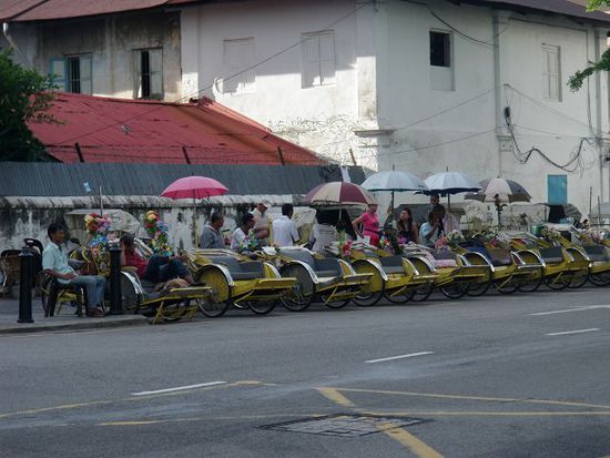 Die Trishaw-Fahrer warten vor unserem Hotel auf Kunden