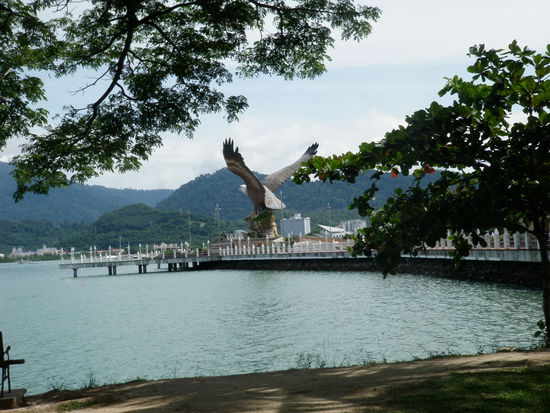 Ankunft in Kuah, dem grössten Ort auf der Insel mit vielen Shopping Centers. Wir gehen gleich weiter an einen Strand an der Westküste.