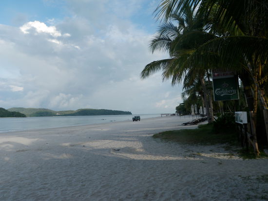 Unser sehr langer und breiter Sandstrand. Leider lässt uns heute die Sonne im Stich.