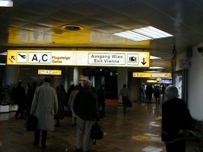 Beim Zwischenstop in Wien-Schwechat war die Welt noch völlig in Ordnung. Erst beim Anblick der zweimotorigen Propellermaschine der Tyrolean-Airlines kamen klitzekleine, erste Zweifel auf:
"Flucht oder Angriff?? - ANGRIFF...!!"