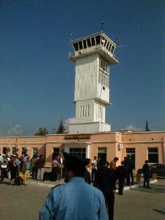 Der Tower des internationalen Flughafen Rinas-Aiport macht aus gewisser Entfernung einen durchaus passablen Eindruck. Dass es in der gesamte Anlage kein Radar, geschweige denn ein automatisches Leitsystem gab, war mir zu diesem Zeitpunkt noch nicht bewusst. Auch hatte ich keine Ahnung, wie nah das Meer hier war und wie blitzschnell deshalb dicke Nebelwände aufziehen können....