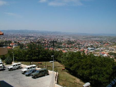Der Ausblick auf Tirana war bemerkenswert; zumindest in den Morgenstunden, solange noch keine wabernde, gelbliche Smogwolke über der Stadt schwebte...
