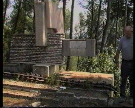 Denkmal für die gefallenen deutschen Soldaten im Wald unterhalb Krujas.