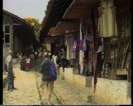 Natürlich hat eine Stadt wie Kruja ihre Touristen und dafür eine wunderschöne, authentisch angelegte Museumsstrasse, die für manchen deutschen Antiqutätenhändler unschätzbare Werte beherbergen würde.
Für albanische Verhältnisse sind die zum Verkauf ausgestellten Waren sehr, sehr teuer, für unsere Verhältnisse aber immer noch ein wahres Schnäppchen!