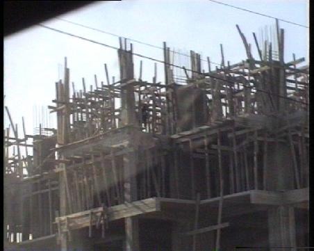 Weshalb hochmoderne Leichtmetallgerüstbauteile, wenn es einfache Holzstreben auch tun? Mehrstöckige Hochhäuser hab ich auf diese Art entstehen sehen