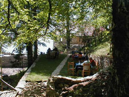 Auf dem Dajiti-Berg ist sonntags ganz schön was los!
Halb -vermutlich ganz!- Tirana ist von Ende März bis spät in den Herbst sonntags auf den Beinen, um an den Hängen des Hausbergs mit der gesamten Familie Picknick zu machen.