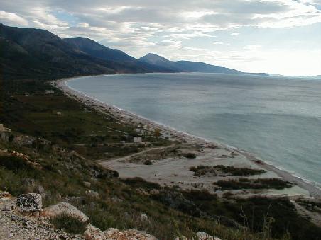 Menschenleere, kilometerlange Strände mit glasklarem, sauberem Wasser zeichnen vor allem den Süden Albaniens aus.
Allerdings darf man hier keine oder nur wenig touristische Infrastruktur erwarten.