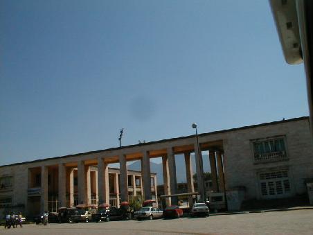 Das Wirtschaftsministerium in Tirana.
Auf dem grossen Platz bieten "fliegende" Händler Telefonkarten an. Kaufen Sie immer nur eine Karte mit wenigen Telefoneinheiten. Die öffentlichen Telefone befinden sich fest in den Händen einzelner "Betreiber".
Es wird erwartet, dass Sie beim "örtlichen Kartenverkäufer" eine Karte erstehen und nicht etwa eine noch nicht abtelefonierte Karte mitbringen.