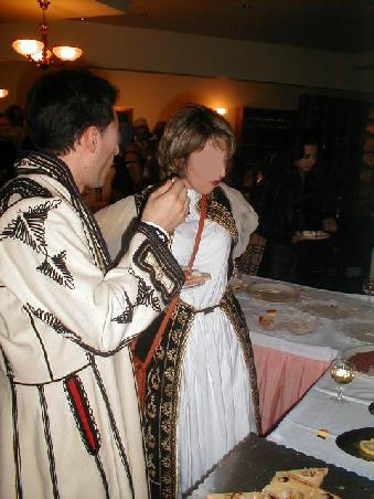 Ich habe nicht herausgefunden, ob es sich bei diesen Kleidungsstücken um eine albanische Tracht oder ein Fancy-Kostüm handelte.