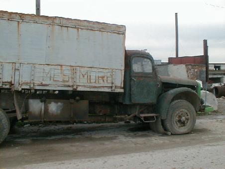 Nur noch ein bisschen Luft in den Vorderreifen, dann fährt auch dieser LKW wieder und tut seine Dienste...(in Tirana)