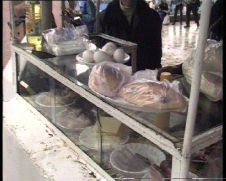 Ich weiss nicht, was besser geschmeckt, ein BigMac oder frisches Fladenbrot mit hausgemachter Wurst und frischem Käse vom Imbiß-Stand in der Bahnhofshalle in Tirana