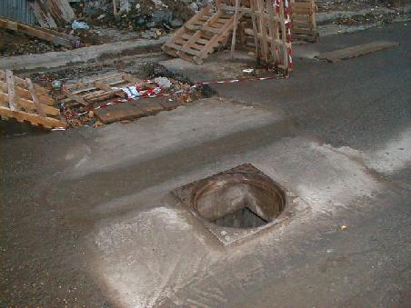 Auch nachts oder auf Überlandstrassen wurde vor solchen "Schlaglöchern" nicht oder allenfalls mittels eines Strohbusches oder einer kleinen Pyramide aus drei aufeinander gestellten Steine gewarnt.