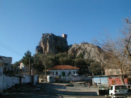 Etwa 15 km südöstlich Tiranas thront die Burg Petrela oberhalb des Flüsschens Erzen. Petrela ist eine von drei Festungsanlagen, die der Nationalheld Albaniens Gjergj SKANDERBEG (1405 - 1468) im Kampf gegen den türkischen Sultan anlegen liess.