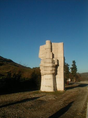 Die Strasse selbst wurde im zweiten Weltkrieg von der im Jahr 1944 hier durchziehenden deutschen Wehrmacht angelegt und ausgebaut. Häufig sind am Strassenrand noch überdimensionale albanische Monumente aus den "Befreiungstagen" zu finden.