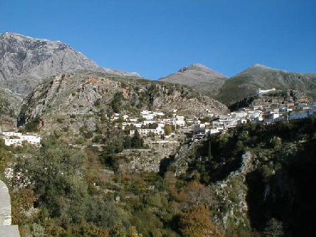 Unvergesslich schöne Landschaften, aber auch Bilder die nachdenklich stimmen, begleiten den Reisenden von Fier nach Gjirokastra.