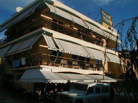 Am nächsten Morgen war der etwas schwere Kopf durch die frische Meeresluft bald wieder klar.
Unser Hotel konnten wir leider nur eine Nacht und für ein hervorragendes Frühstück geniessen, bevor wir uns aufmachten, um Saranda etwas genauer zu erkunden.