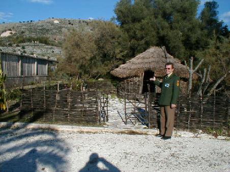 Nach dem Eingang zu den Ausgrabungsstätten von Butrint wies zunächst noch nichts auf griechische oder römische Aktivitäten hin. Tatsächlich wurden in dieser Gegend aber auch viele andere frühzeitliche Zeugen der Geschichte gefunden.