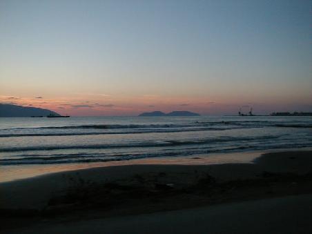 Vlora im Abendlicht. Von hier aus liefen viele überfüllte Boote zur gegenüberliegenden Küste Italiens aus.