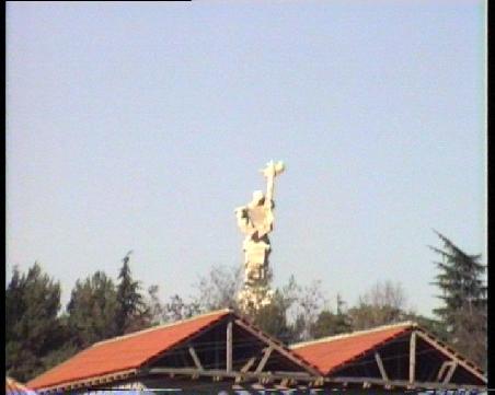 Ein letztes Mal grüsst die "Mutter Albaniens" von ihrem überdimensionalen Sockel im Park des Heldenfriedhofs in Tiranas Süden