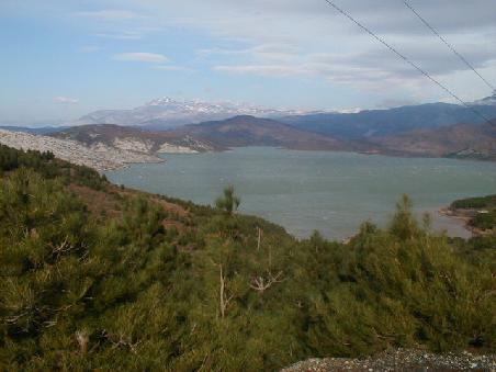 Zunächst dachten wir an wildromantische Bergseen - tatsächlich waren es aber -unter dem Diktator Enver Hoxha angelegte- Trinkwasserspeicher und Stauseen zur Elektrizitätsgewinnung
