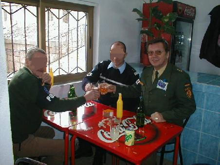 So viele schwere Gedanken machen hungrig...
Auf unserer Fahrt von Shkodra nach Kukes findet sich etwa nach der Hälfte der Strecke im Städtchen Puke ein Hotel mit Restaurant.
Ein einfaches aber wohlschmeckendes Mittagessen wird uns geboten. Die Wartezeit bis das Hähnchen mit Pommes kommt verkürzt ein frisches Getränk.