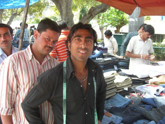 Jeans gibt´s in Delhi um sagenhafte 4 Euro, mit ein bisschen Glück wird man beim Kauf sogar von echten Profis beraten.