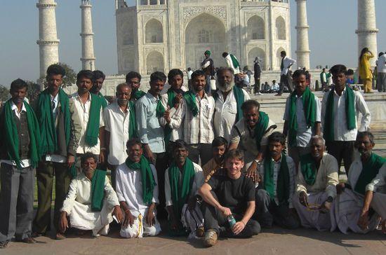 Vor dem Taj Mahal: Eine Gruppe von Aricultural Politicians (was das sein soll hab ich leider nicht rausgefunden) hat mich fürs gemeinsame Foto in Ihre Mitte genommen.