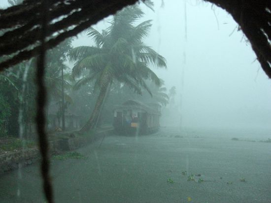 Es ist soweit! (Später haben wir in der Zeitung gelesen, dass dieses Gewitter tatsächlich sehr heftig war. Bilanz: 1 Toter, 70 beschädigte Häuser und eine für mehrere Tage lahmgelegte Stromversorgung)