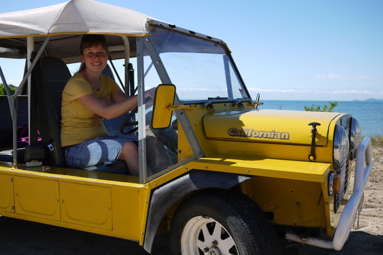 unser moke!!!! passend dazu bin ich gekleidet! KOMBI 
sibylle hat auch extra ein video von mir gemacht, waehrend ich fahre, nicht dass ihr denkt, ich bin nicht gefahren!!!!!