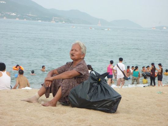 Coolschte Oma am Strand!