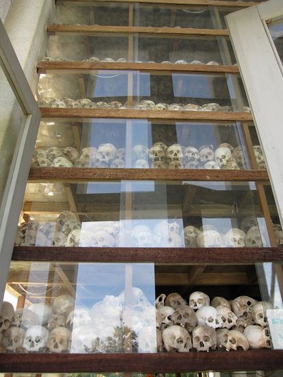 Die vielen Totenköpfe in der Stupa