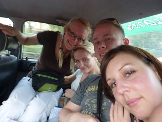 Taxifahren in Bangkok
Eigentlich wollten wir ja mit dem Bus zu unserem Hotel auf der Khaosan Road. Wegen der Unruhen fuhren allerdings keine Bus, so dass wir Sparfüchse  uns ein Taxi mit diesem deutschen Pärchen geteilt haben...