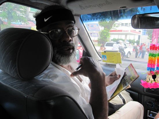 ...und vorn saß unser indischer Freund "Ranschid", der die Verhandlungen mit dem Taxifahrer übernommen hat.
Da wir alle nicht die Möglichkeit hatten zu unseren Hotels auf bzw. Nähe der Khaosan Road zu kommen, haben wir als Notlösung im Business Inn eingecheckt. Das hatte dann schon fast was von Klassenfahrt.