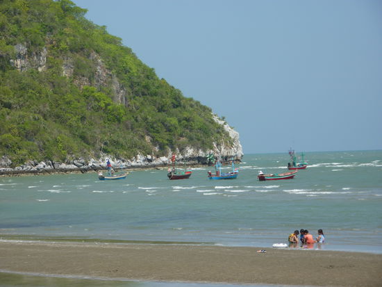 Strand von Hua Hin. Die Wassertemperatur muss hier ungefaehr 35 Grad haben (ist jedenfalls nur dezent kaelter als ein heisses Bad)