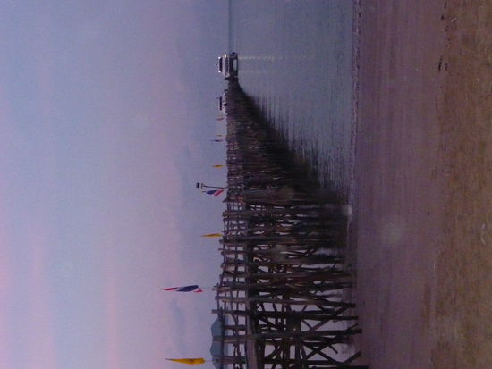 So...jez bitte einmal den Kopf etwas nach links neigen!
Leider dauert das Photos hochladen hier ne halbe Ewigkeit, deswegen muesst ihr mal etwas mitmachen 
Das ist die Anlegestelle von unserem Katmaran in Chumpon. Die Fahrt mit Bus und Katamaran von Hua Hin kostet 900 Baht.