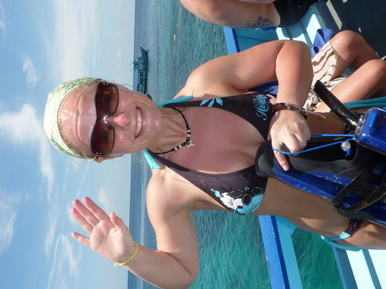 Huhu ihr zuhause....winke winke!
Gleich gehts ab ins Wasser. Fische gucken. Das war Wahnsinn...ganz viele verschiedene Fische, die total neugierig auf einen zukamen. Korallenriffe. Unvergessliche Eindruecke.