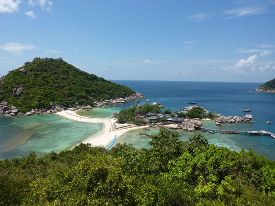Noch ein Bild von unserer Schnorcheltour. Sind den Berg hochgekraxelt bei 40 Grad und nicht wirklich nem Weg, eher ueber Felsbrocken. Aber fuer diesen Ausblick hat es sich doch gelohnt...