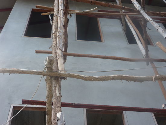 Baugeruest - gesehen bei unserer Offroad-Roller-Tour.