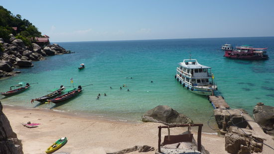 Ausflug in die Mango-Bay. Haben uns mit einem anderen Paerchen und noch ner Mutti mit Kind ein Taxi-Boat gemietet (siehe die linken Boote). Das hat pro Person hin und zurueck 250 Baht gekostet  Das ist absolut okay. Die Mango-Bay ist eine der besten Plaetze zum Schnorcheln und Tauchen. Massig Fische, die ueberhaupt keine Angst haben. Im Gegenteil die sind fast schon laestig und umzingeln einen regelrecht. Das Wasser war im Gegensatz zu unserer Bucht erfrischend und richtig schoen tuerkis.