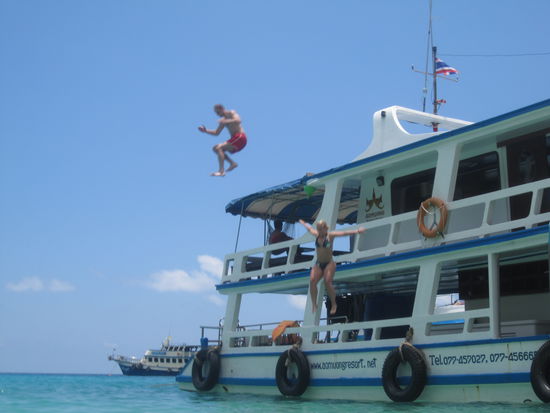 Erfrischung. 
Es hat den Kapitaen ueberhaupt nicht interessiert, dass wir sein Boat geentert haben, um da immer mal runter zu springen. Das ist halt thailaendische Gelassenheit...